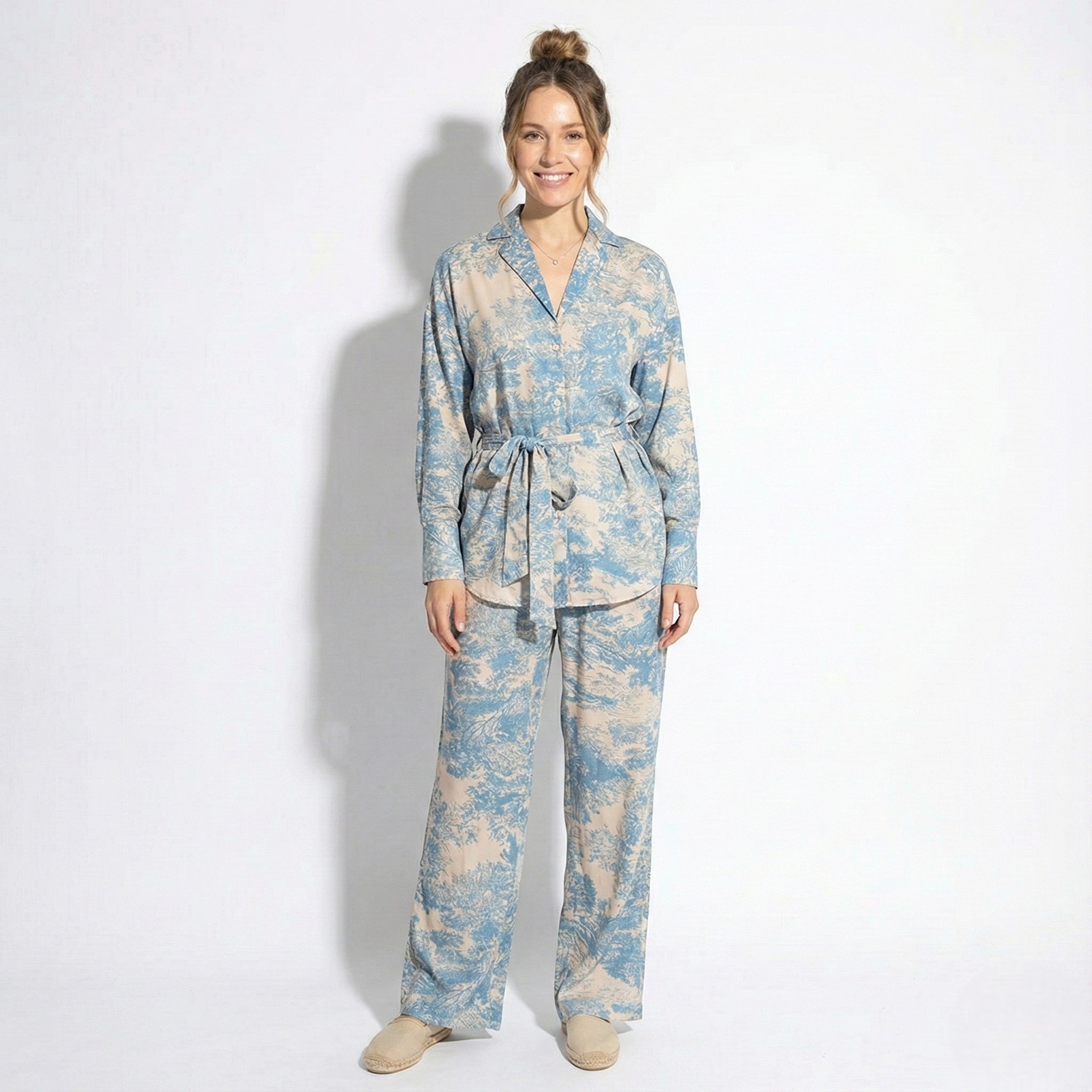 Lina – Damen Leinen Zweiteiler mit Bindegürtel und Print - Zweiteilige Sets - Temala