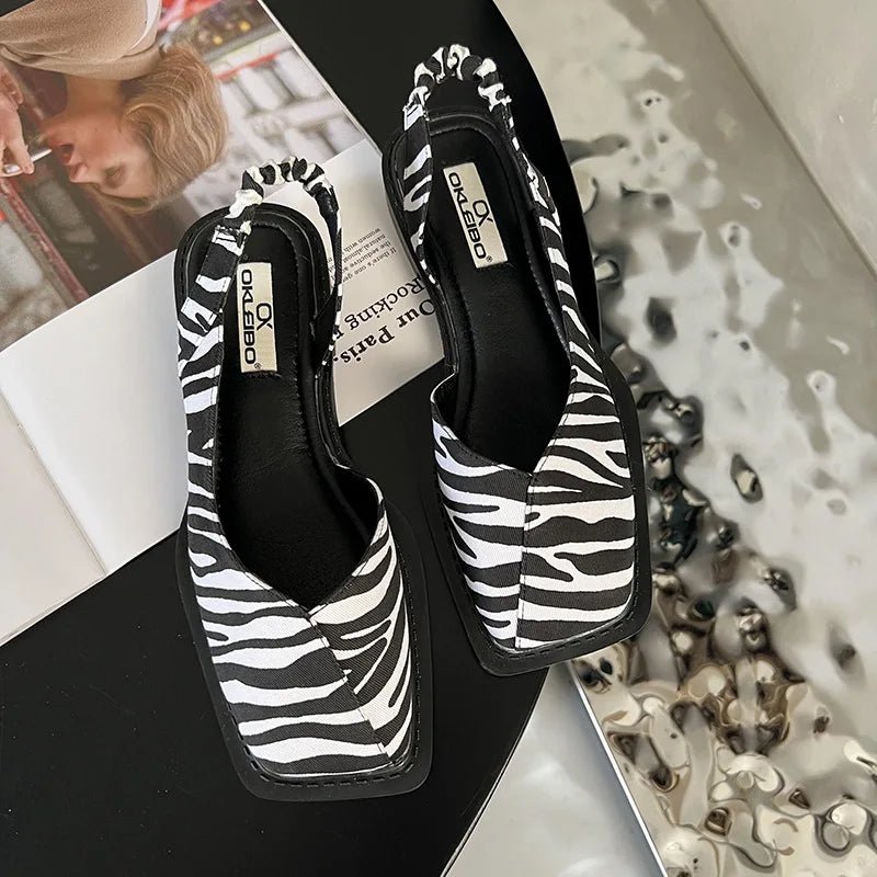 ChicKicks - Schlupfsandalen mit flacher Sohle - Zebra - 35 - 