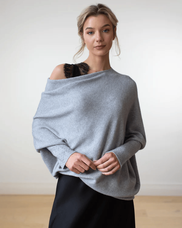 Jane - Asymmetrisch drapierter Pullover - Hellgrau - 